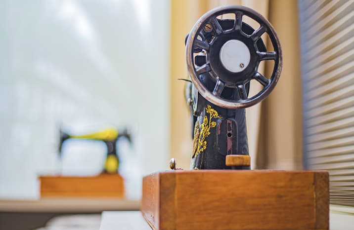 Vintage sewing machine with golden floral details — Marengo atelier